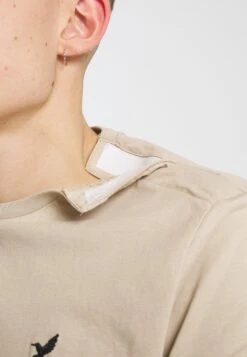 Pier One T-Shirt BasicBeige Uomo T-shirt E Polo PI922O0WD-B11 -Negozio online Pier One Italia 01a5256d864f4fae858fb8661396924c scaled