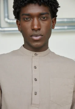 Pier One CamiciaTaupe Uomo Camicie PI922DA24-B11 -Negozio online Pier One Italia 02bf2dafeb9f48aca132a39f3c9562ef scaled