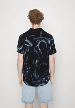 Pier One Marble Resort UnisexCamiciaBlack Uomo Camicie PI922D0EJ-Q11 -Negozio online Pier One Italia 0420f424c95e4678b3f6a5d999b41298 scaled