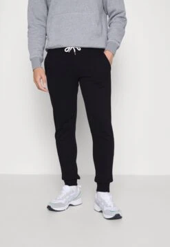 Pier One 2 PackPantaloni SportiviDark Blue Uomo Pantaloni PI922E03K-K11 -Negozio online Pier One Italia 045ddaf549774b70af1d713a349d2b77 scaled