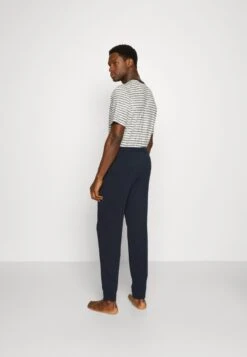 Pier One 2 PackPantaloni Del PigiamaDark Blue/Mottled Light Grey Uomo Per La Notte PI982L00I-K16 9 Pier One 2 PackPantaloni Del PigiamaDark Blue/Mottled Light Grey Uomo Per La Notte PI982L00I-K16 -Negozio online Pier One Italia 058df6f0d3f34a2aaf1cb22da08558a8 scaled