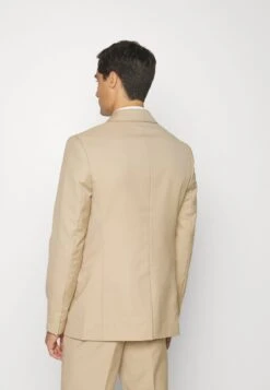 Pier One CompletoBeige Uomo Completi E Cravatte PI922A02G-B11 -Negozio online Pier One Italia 05d3bc32949b496cba2ab6e92cb1a4ea scaled