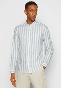 Pier One Camicia Light Blue/White Uomo Camicie PI922D0BB-K11 -Negozio online Pier One Italia 075f679a0b834f3bab17c655dc435bee scaled