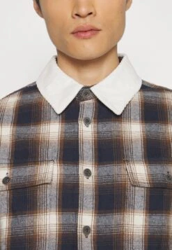 Pier One Giacca LeggeraBeige/Dark Blue Uomo Giacche PI922D0ET-B11 -Negozio online Pier One Italia 07aa68de205d40b8861b00cb687e2249 scaled