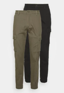 Pier One 2 Pack - Pantaloni Cargo - Olive/Black -Negozio online Pier One Italia 07d111b72b7b4304bcd405fc18ad6beb scaled