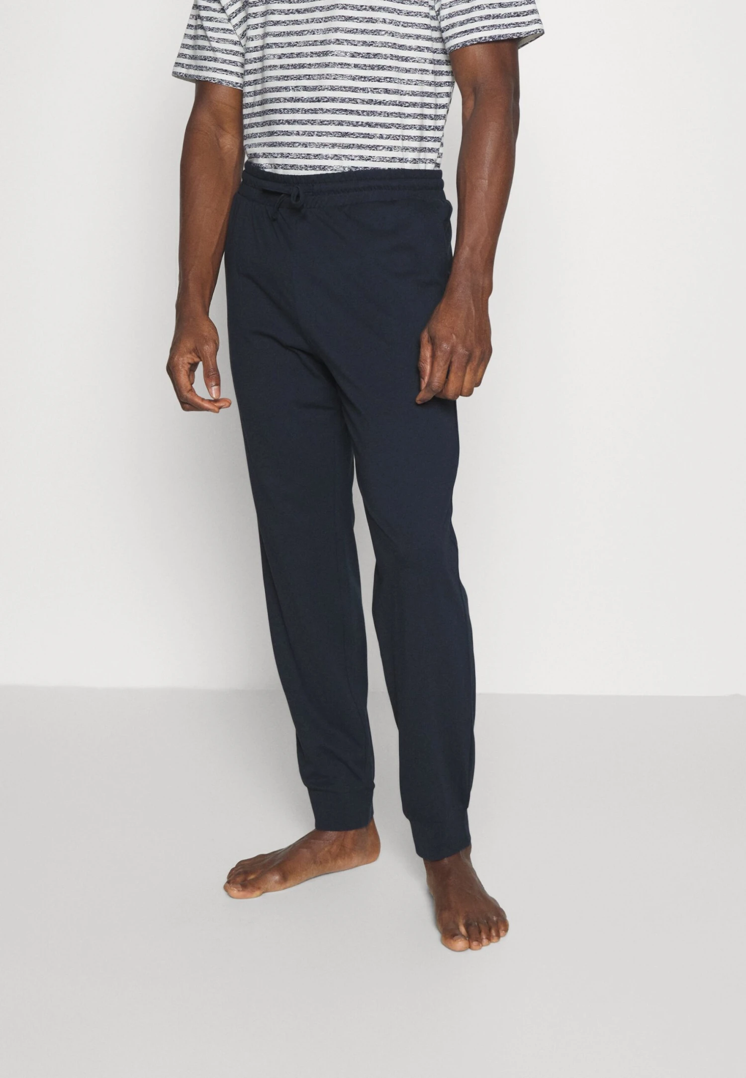Pier One 2 PackPantaloni Del PigiamaDark Blue/Mottled Light Grey Uomo Per La Notte PI982L00I-K16 3 Pier One 2 PackPantaloni Del PigiamaDark Blue/Mottled Light Grey Uomo Per La Notte PI982L00I-K16 - immagine 3
