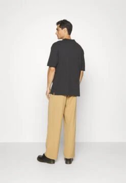 Pier One Polo Black Uomo T-shirt E Polo PI922P08F-Q11 -Negozio online Pier One Italia 0cd0518bb80241288a91077428a84d42 scaled