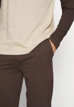 Pier One PigiamaBrown Uomo Per La Notte PI982M043-O11 -Negozio online Pier One Italia 0d4e287a2c4d4010907ca33e67ca1b31 scaled