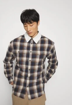 Pier One Giacca LeggeraBeige/Dark Blue Uomo Giacche PI922D0ET-B11 -Negozio online Pier One Italia 0da9bf7296f84bc38bf355edfe9ea299 scaled