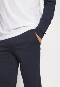 Pier One PigiamaDark Blue Uomo Per La Notte PI982M043-K11 -Negozio online Pier One Italia 1429eeb521004663ae0248d33300ab05 scaled