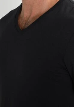 Pier One 2 PackT-Shirt BasicBlack Uomo T-shirt E Polo PI982AA01-Q11 -Negozio online Pier One Italia 144a18a099e5428c92602fed22a8b338