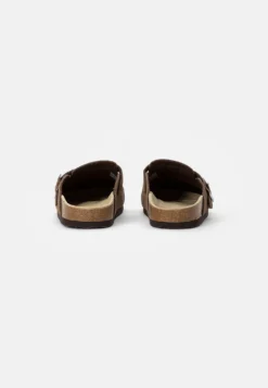 Pier One Leather Unisex - Pantofole - Brown -Negozio online Pier One Italia 18a09b6c3e71439784e427988b058842 scaled