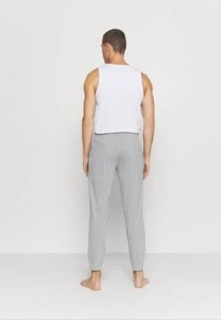 Pier One 2 PackPantaloni Del PigiamaMottled Dark Grey/Mottled Grey Uomo Per La Notte PI982L00I-C11 -Negozio online Pier One Italia 19d064d2851f4acfa521ce0576d2c8f9 scaled