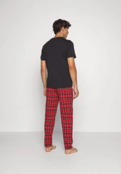 Pier One SinglePigiamaBlack/Red Uomo Per La Notte PI982M047-Q12 -Negozio online Pier One Italia 1d3cc9eeada148de9184da705c62a6b3 scaled