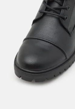 Pier One UnisexStivaletti StringatiBlack Uomo Stivaletti/Stivali PI915K00F-Q11 -Negozio online Pier One Italia 22beec30a0d648278baed798a17c13da scaled