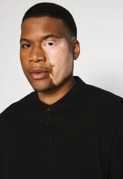 Pier One PoloBlack Uomo T-shirt E Polo PI922P061-Q11 -Negozio online Pier One Italia 235e4e86460b449a99fb4e0ce5232391 scaled