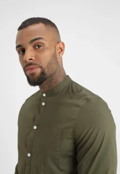 Pier One Muscle Fit Stand- Camicia - Oliv -Negozio online Pier One Italia 259eaf52e4d4427a96fee394df68933f