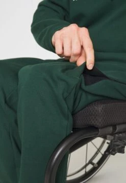 Pier One Pantaloni Sportivi - Dark Green -Negozio online Pier One Italia 2798603756624471b354f03510800ee8 scaled