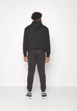 Pier One Pantaloni SportiviBlack Uomo Pantaloni PI922E051-Q11 7 Pier One Pantaloni SportiviBlack Uomo Pantaloni PI922E051-Q11 -Negozio online Pier One Italia 28ea1afa782947619e6cac73d47dca94 scaled