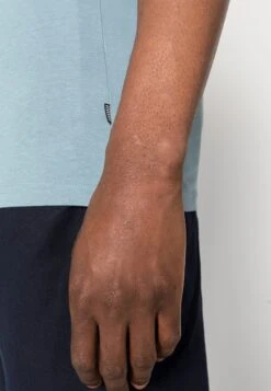 Pier One 3 PackTopGreen / White / Light Blue Uomo T-shirt E Polo PI922O0V8-M11 -Negozio online Pier One Italia 29f39afdef874d188f9d8b60e420a81b scaled