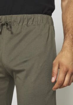 Pier One 2 PackPantaloni Del PigiamaBlack/Khaki Uomo Per La Notte PI982L00I-Q11 -Negozio online Pier One Italia 2d7e8aabb1c34004a160f9bd3c559011 scaled