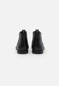 Pier One StivalettiBlack Uomo Stivaletti/Stivali PI912K0BA-Q11 -Negozio online Pier One Italia 2ed5d5f47ef147b6a42e24d7d05330d8 scaled