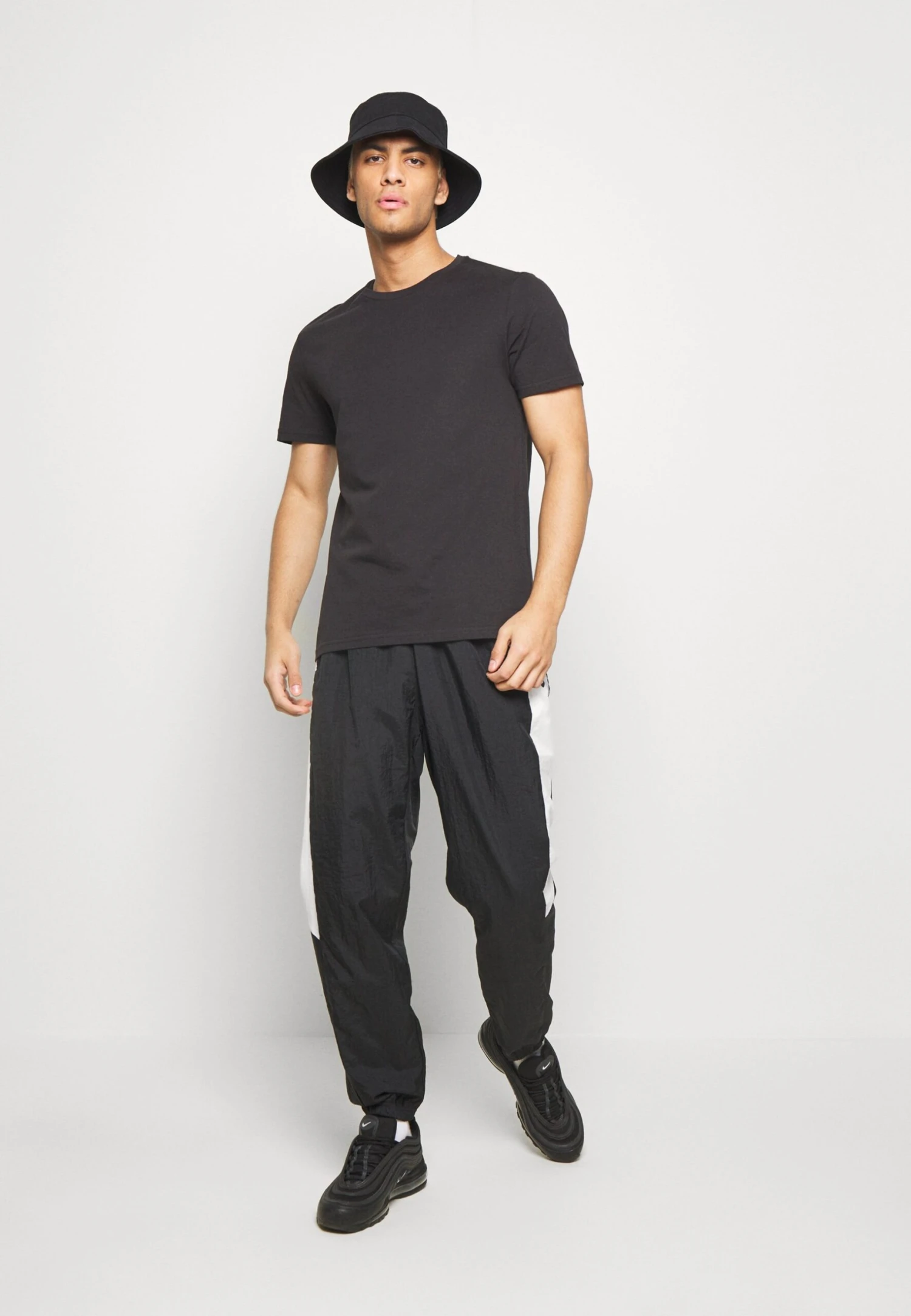 Pier One 7 Pack - T-Shirt Basic - Black 2 Pier One 7 Pack - T-Shirt Basic - Black - immagine 2