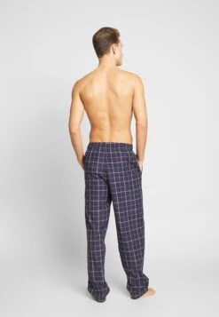 Pier One Pantaloni Del PigiamaDark Blue Uomo Per La Notte PI982L00E-K11 7 Pier One Pantaloni Del PigiamaDark Blue Uomo Per La Notte PI982L00E-K11 -Negozio online Pier One Italia 31810df0c959428194d6ab1808433306 scaled