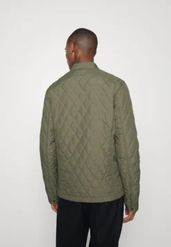 Pier One Giacca Da Mezza StagioneOlive Uomo Giacche PI922HA13-N12 -Negozio online Pier One Italia 318639a70d264f7885741280889fbae7 scaled