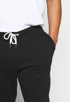 Pier One 2 PackPantaloni SportiviBlack/Mottled Light Grey Uomo Pantaloni Sportivi E Joggers PI922E03T-Q11 12 Pier One 2 PackPantaloni SportiviBlack/Mottled Light Grey Uomo Pantaloni Sportivi E Joggers PI922E03T-Q11 -Negozio online Pier One Italia 33873f71112e4a499ef73b8c5b31c352 scaled
