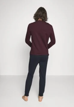 Pier One Pigiama Dark Blue/Bordeaux Uomo Per La Notte PI982M033-K14 -Negozio online Pier One Italia 34a871e63fd34211ac4e777f2698adc7 scaled