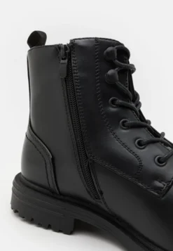 Pier One Stivaletti StringatiBlack Uomo Stivaletti/Stivali PI912K0B9-Q11 -Negozio online Pier One Italia 36dcf1ba7bd1498d87019bd4eebe466a scaled