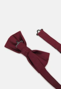 Pier One SetFazzoletti Da TaschinoBordeaux Uomo Completi E Cravatte PI952R03B-G11 -Negozio online Pier One Italia 38b9b8f6abf0400a81584ef37e107c5e scaled