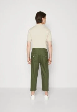 Pier One Pantaloni - Olive -Negozio online Pier One Italia 3b639b4608244259a5a82201c428348c scaled