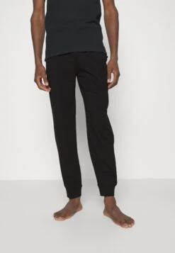 Pier One 2 PackPantaloni Del PigiamaDark Blue/Black Uomo Per La Notte PI982L00I-K15 8 Pier One 2 PackPantaloni Del PigiamaDark Blue/Black Uomo Per La Notte PI982L00I-K15 -Negozio online Pier One Italia 3b92600f8b6e4331a5e79b78b1e6ab48 scaled