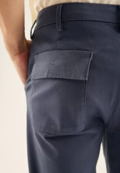 Pier One ChinoDark Blue Uomo Pantaloni PI922E05G-K11 -Negozio online Pier One Italia 3c204ec1ac004515a409a4d11962e7a4 scaled