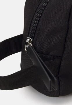 Pier One TrousseBlack Uomo Borse PI952H06N-Q11 -Negozio online Pier One Italia 3d010853bd374b4f84db8b0a35a8b289 scaled