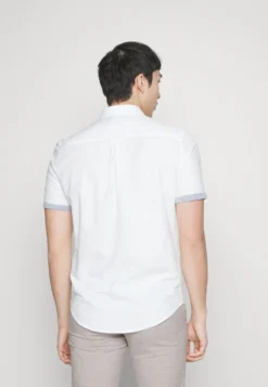 Pier One CamiciaWhite Uomo Camicie PI922D0BE-A11 7 Pier One CamiciaWhite Uomo Camicie PI922D0BE-A11 -Negozio online Pier One Italia 3f0e0cf89b12443b899bc224479a0ff3 scaled