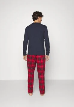 Pier One Maglia Del PigiamaDark Blue Uomo Per La Notte PI982N00D-K11 -Negozio online Pier One Italia 3f7ee9b8fecb410698ce02136babfcee scaled