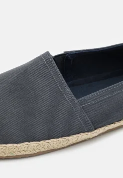 Pier One UnisexEspadrillasDark Grey Uomo Scarpe Basse PI915C00D-C11 -Negozio online Pier One Italia 401b2a9b74114e80a73dde61f7ec34a5 scaled