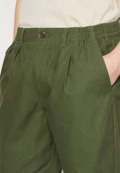 Pier One Pantaloni - Olive -Negozio online Pier One Italia 40a330a31f5f4b608a54cdf0bdada324 scaled