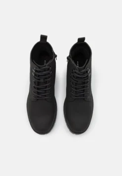 Pier One UnisexStivaletti StringatiBlack Uomo Stivaletti/Stivali PI915K00B-Q12 -Negozio online Pier One Italia 42d255d612594310953d57a0b11e7c09 scaled