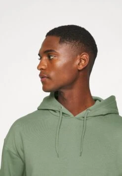 Pier One Felpa Con CappuccioDesert Sage Uomo Maglieria E Felpe PI922S038-M11 -Negozio online Pier One Italia 438e4d5b980a4df7b0c9f3e54da88c4d scaled