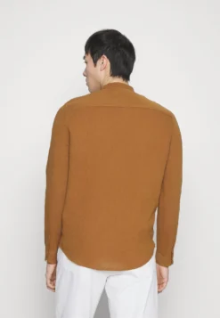 Pier One CamiciaBrown Uomo Camicie PI922D0B0-O11 -Negozio online Pier One Italia 45efa40bd5264ddd8de4ffca31e33cee scaled