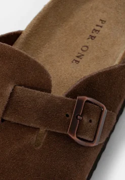 Pier One Leather Unisex - Pantofole - Brown -Negozio online Pier One Italia 47364cdc1dcd4794860a5f6810594e6c scaled
