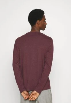 Pier One Maglietta A Manica LungaBordeaux/Black/Dark Blue Uomo T-shirt E Polo PI922O0UM-G11 -Negozio online Pier One Italia 49e084be0a0141e4a93869576f70c33f scaled