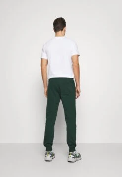 Pier One Pantaloni SportiviDark Green Uomo Pantaloni PI922E03I-M11 -Negozio online Pier One Italia 4a4ceddb39ec43439da33aeea472fa76 scaled