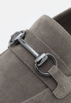 Pier One Mocassini ElegantiGrey Uomo Scarpe Eleganti PI912C0A1-C11 -Negozio online Pier One Italia 4b382e05be2b43eeb36ae982039504e1 scaled