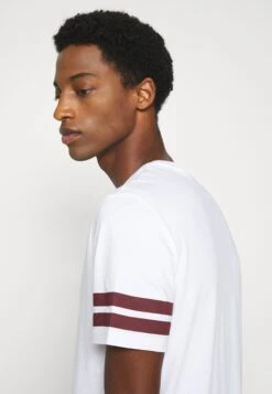 Pier One T-Shirt Con StampaWhite Uomo T-shirt E Polo PI922O0Q4-A11 -Negozio online Pier One Italia 4ba1b82d8bf947e4a41019ee9f083145 scaled