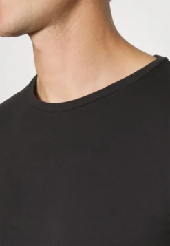 Pier One 3 Pack Muscle Fit- T-Shirt Basic - Black -Negozio online Pier One Italia 4bb67ef78ddb494cb68f3fbd13ed6a54 scaled